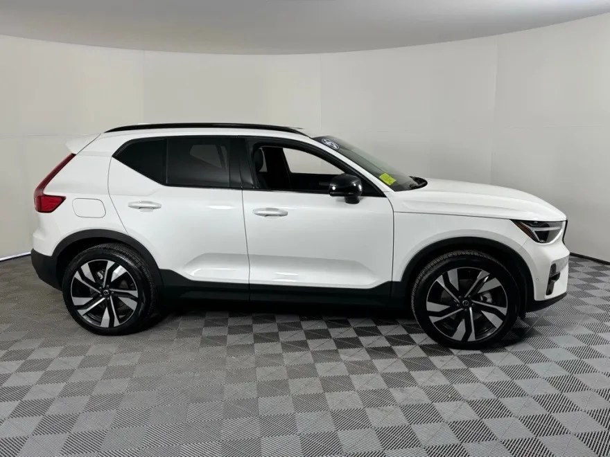 2025 Volvo XC40 Plus photo 4