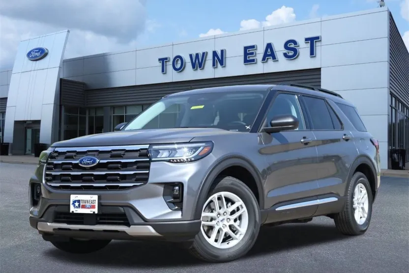2025 Ford Explorer photo 1