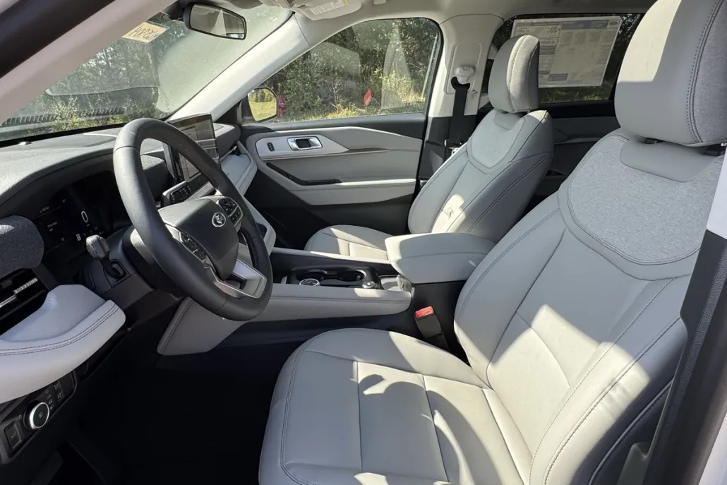2025 Ford Explorer photo 1