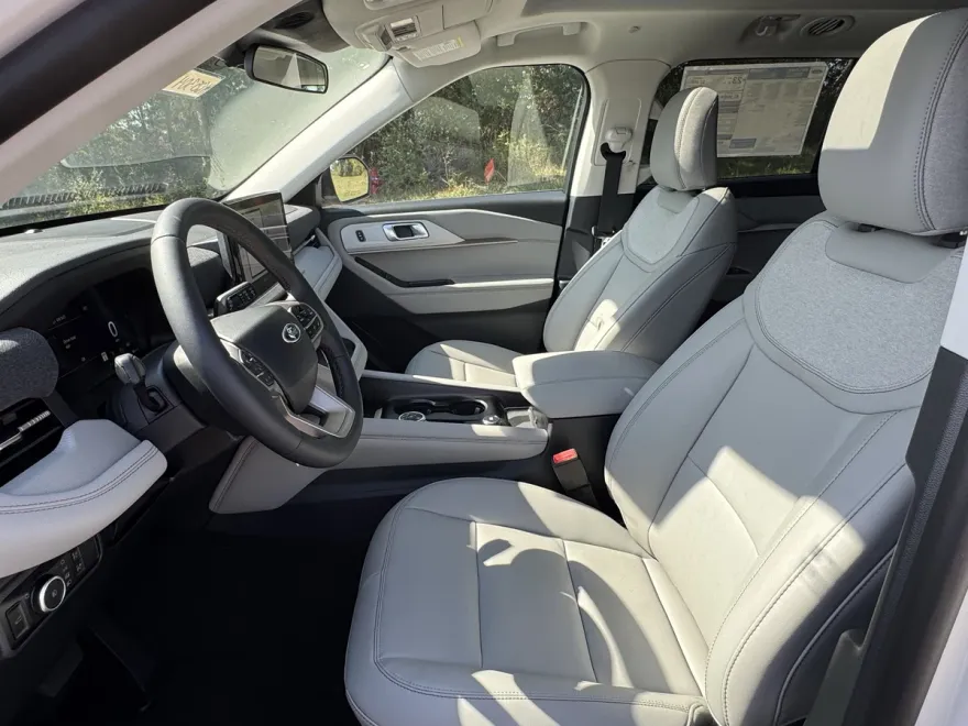 2025 Ford Explorer photo 1