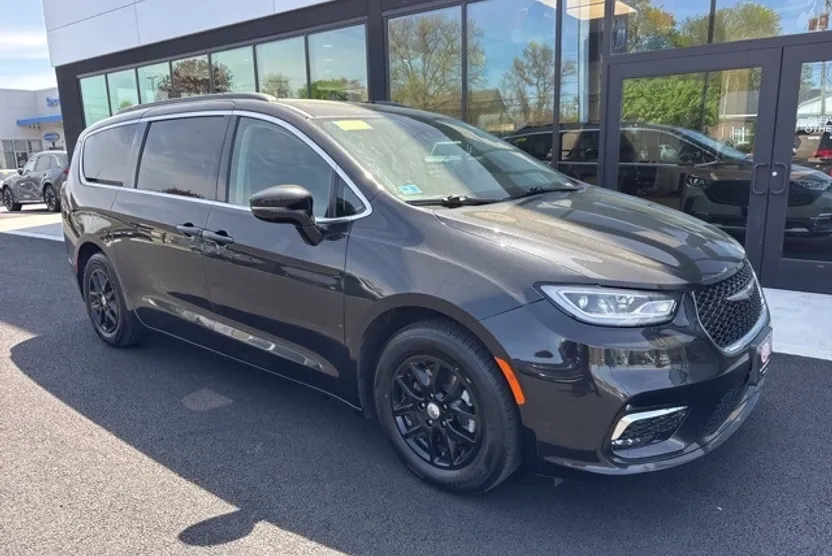 2022 Chrysler Pacifica Touring L photo 1