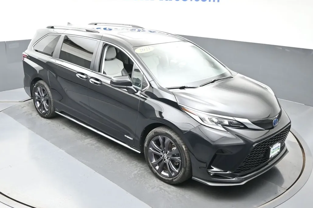 2021 Toyota Sienna XSE photo 1