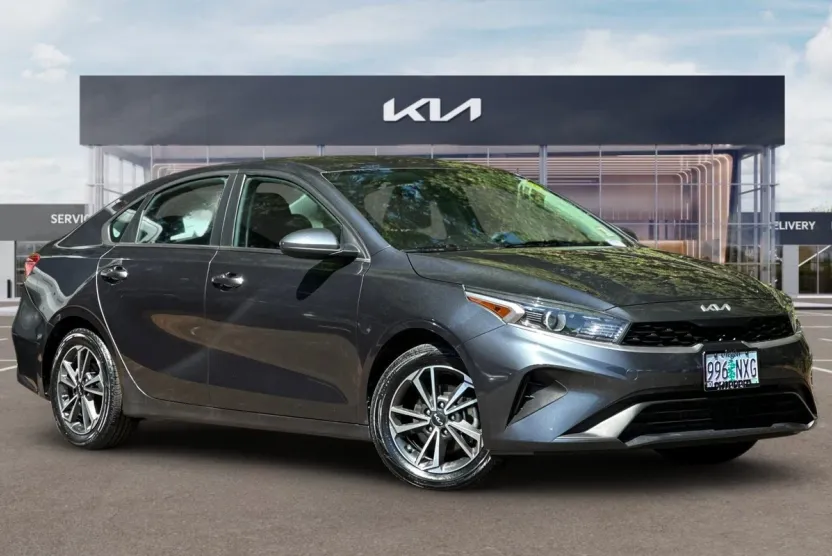 2023 Kia Forte LXS photo 1