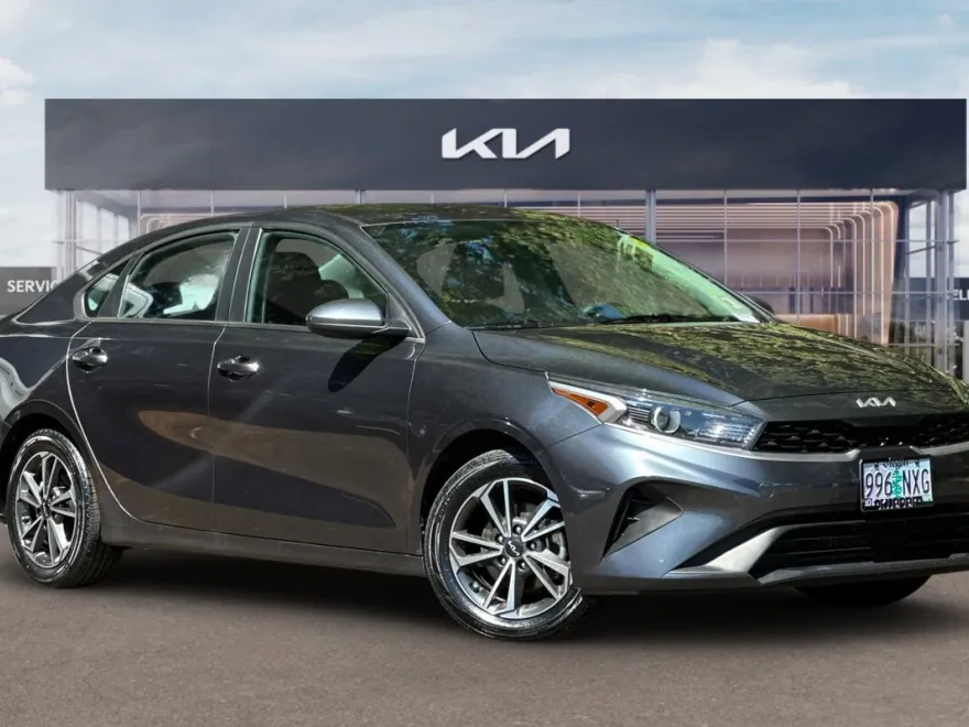 2023 Kia Forte LXS photo 1