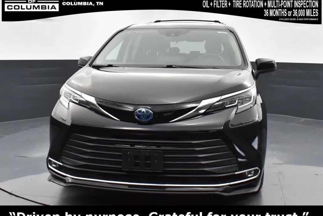 2022 Toyota Sienna XLE photo 1