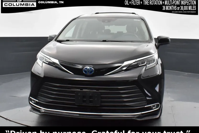 2022 Toyota Sienna XLE photo 1