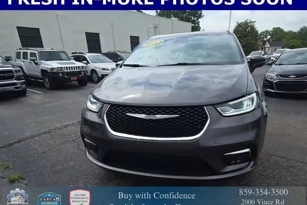 2023 Chrysler Pacifica Touring L photo 1