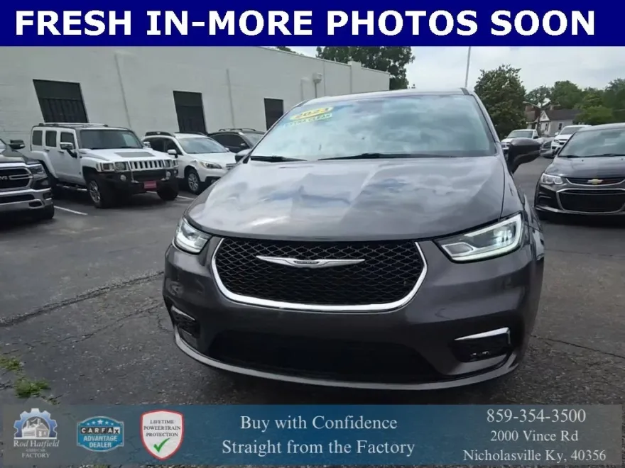 2023 Chrysler Pacifica Touring L photo 1