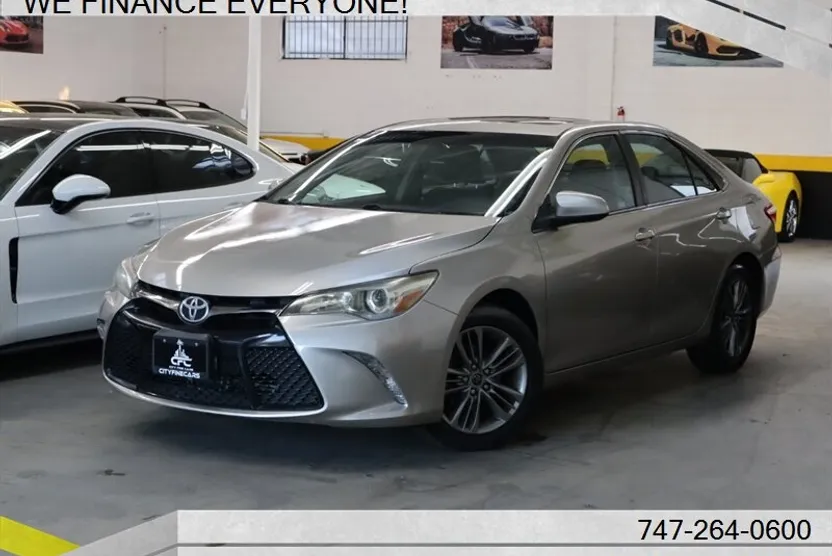 2015 Toyota Camry SE photo 1