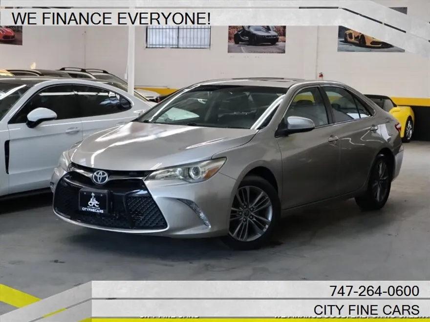 2015 Toyota Camry SE photo 1