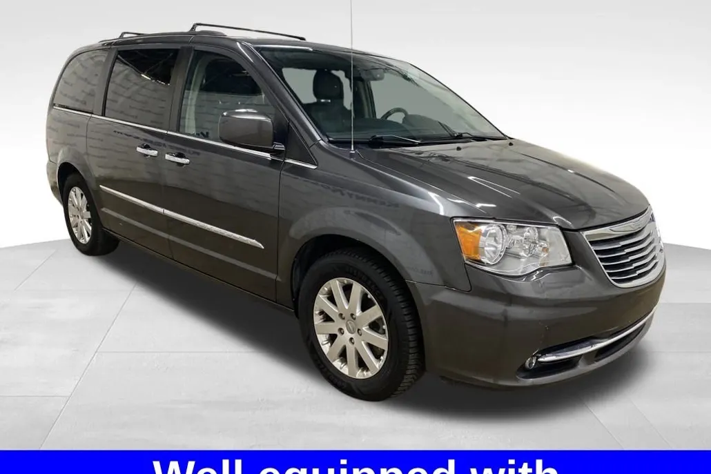 2016 Chrysler Town & Country Touring photo 1