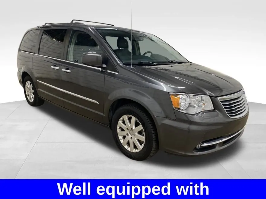 2016 Chrysler Town & Country Touring photo 1