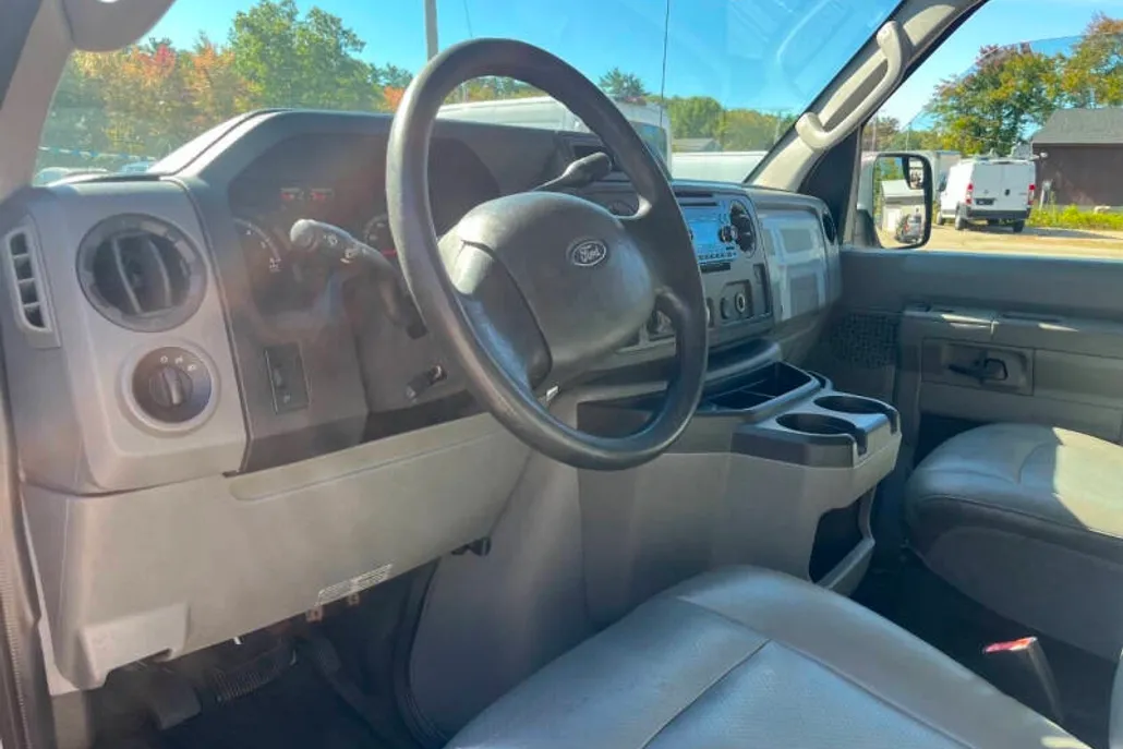 2010 Ford E-150 photo 1