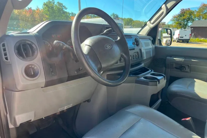 2010 Ford E-150 photo 1