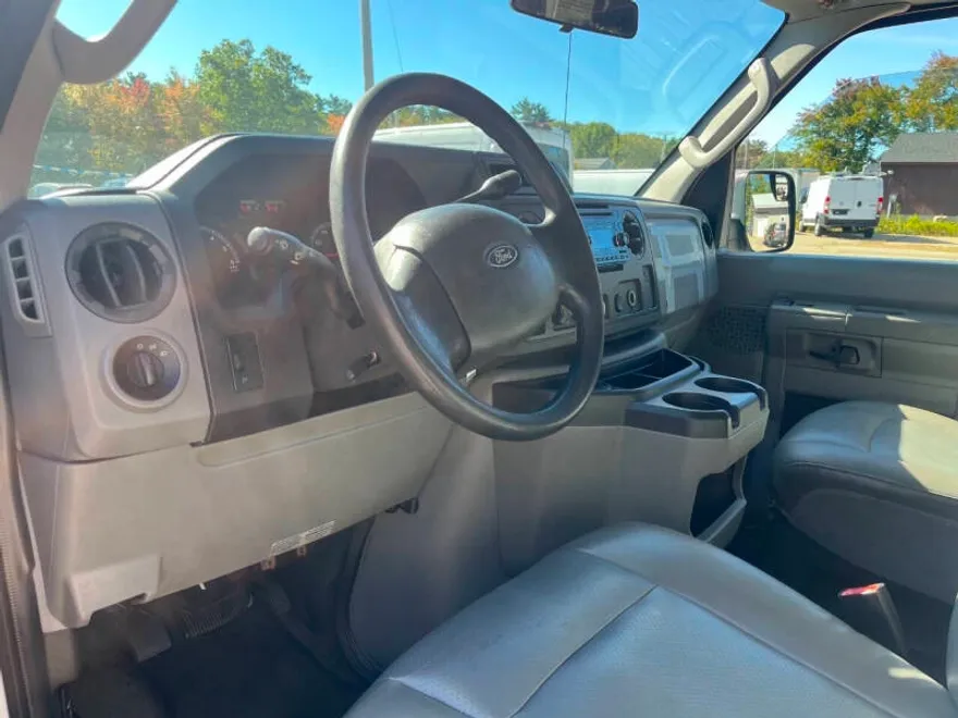 2010 Ford E-150 photo 1