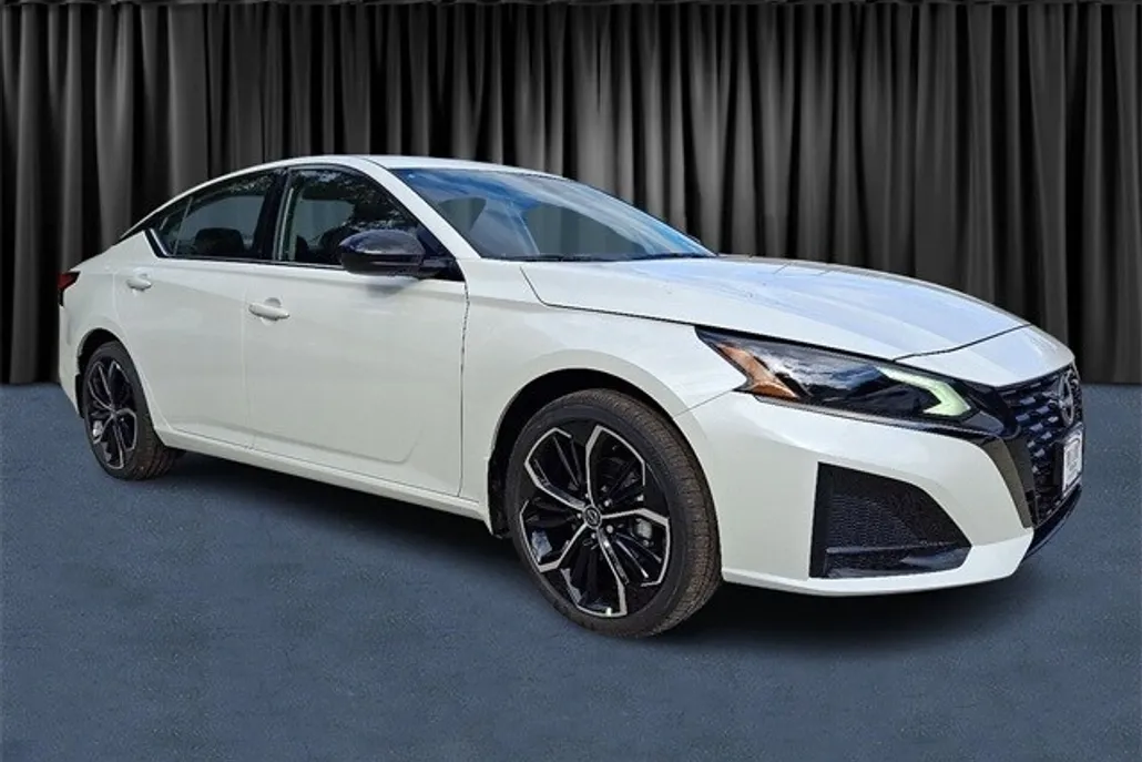 2025 Nissan Altima 2.5 SR photo 1