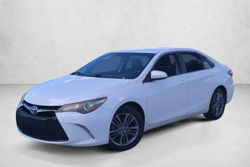 2015 Toyota Camry SE photo 1