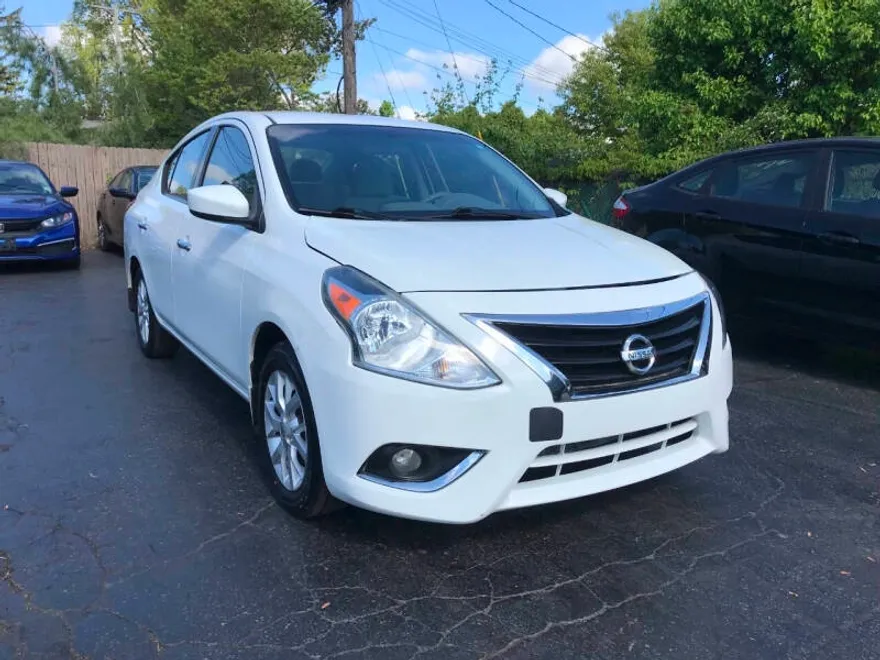 2015 Nissan Versa 1.6 S photo 1