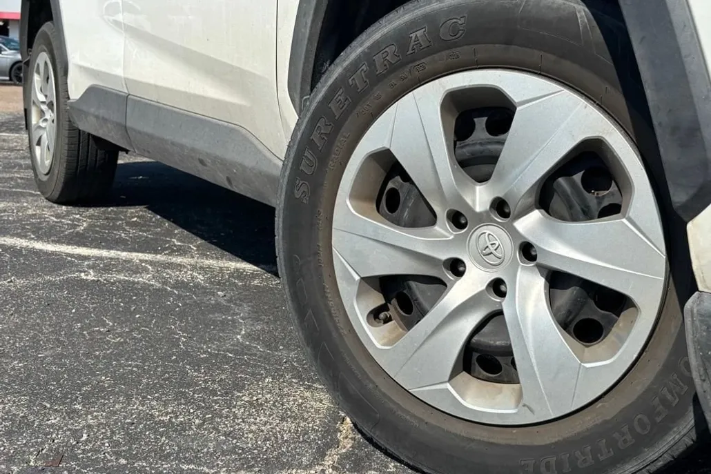 2020 Toyota RAV4 LE photo 1