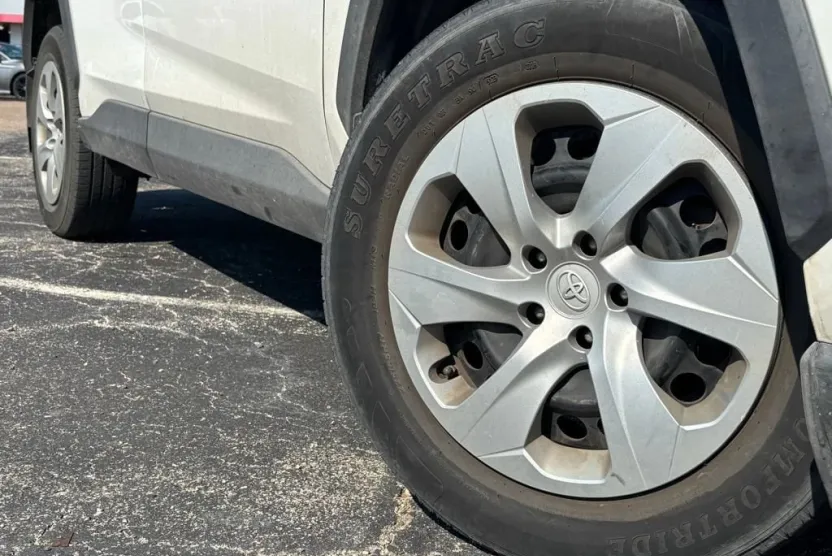 2020 Toyota RAV4 LE photo 1