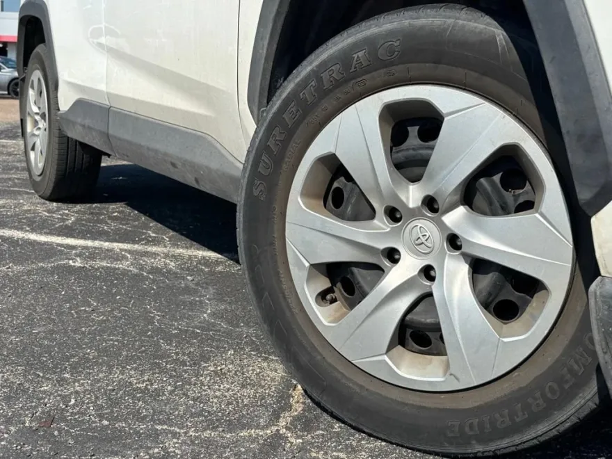 2020 Toyota RAV4 LE photo 1