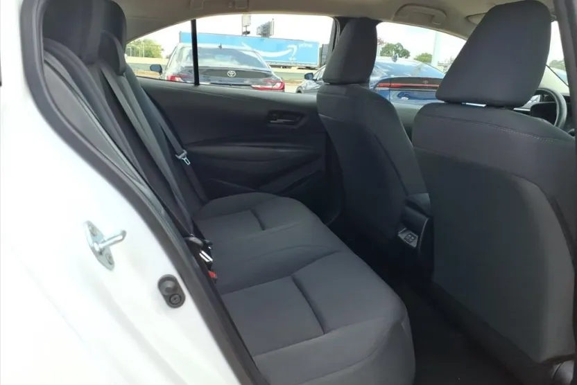 2024 Toyota Corolla LE photo 1