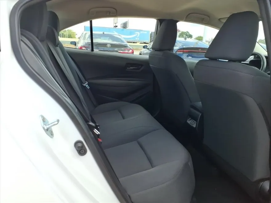 2024 Toyota Corolla LE photo 1