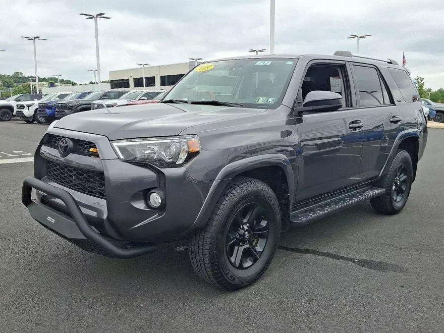 2019 Toyota 4Runner SR5 4WD photo 1