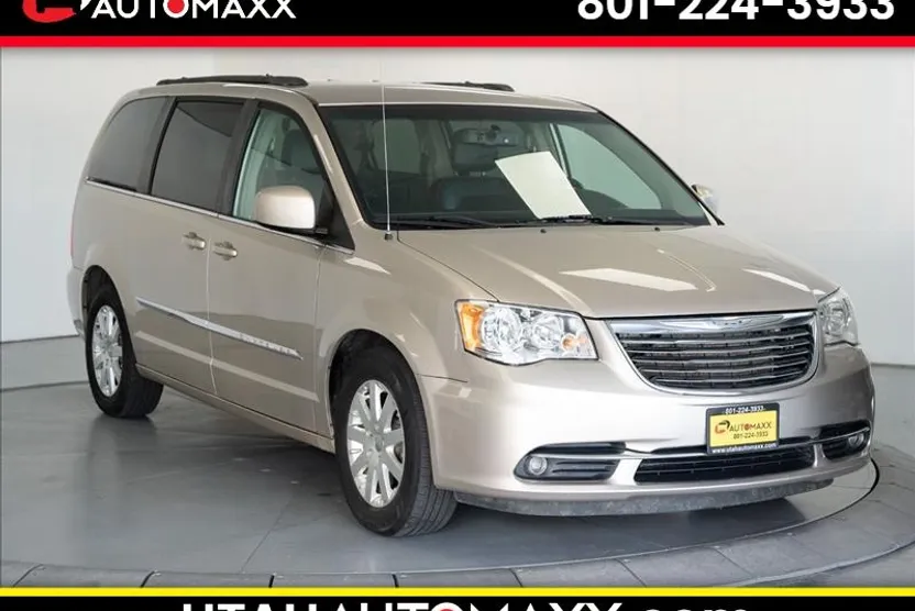 2015 Chrysler Town & Country Touring photo 1