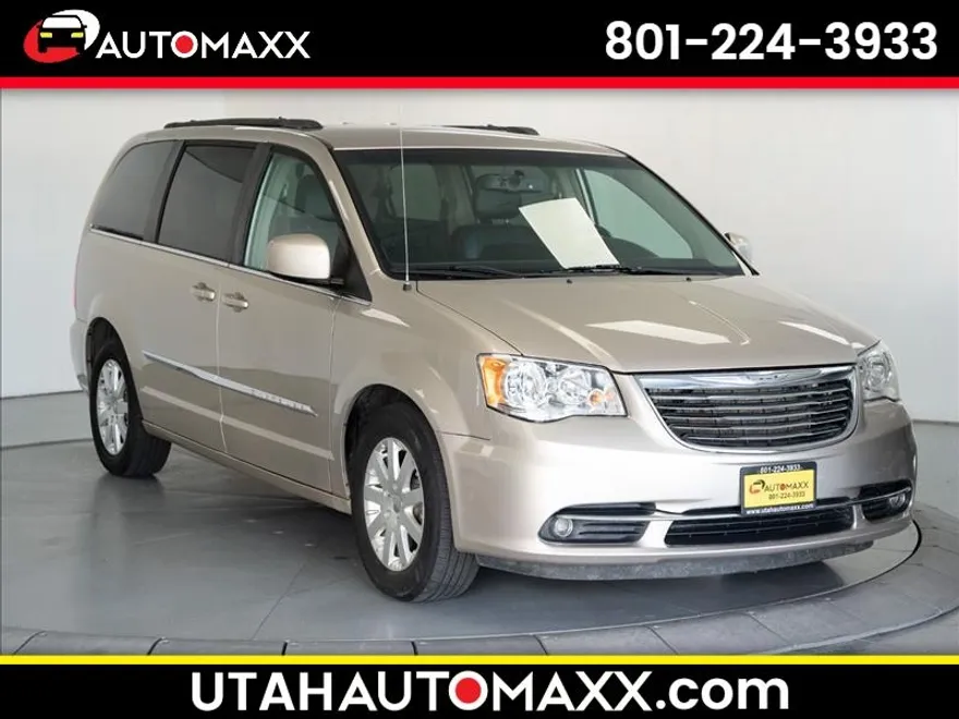 2015 Chrysler Town & Country Touring photo 1