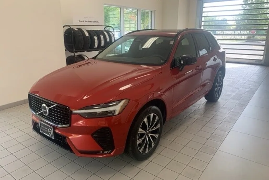 2023 Volvo XC60 B5 Plus photo 1