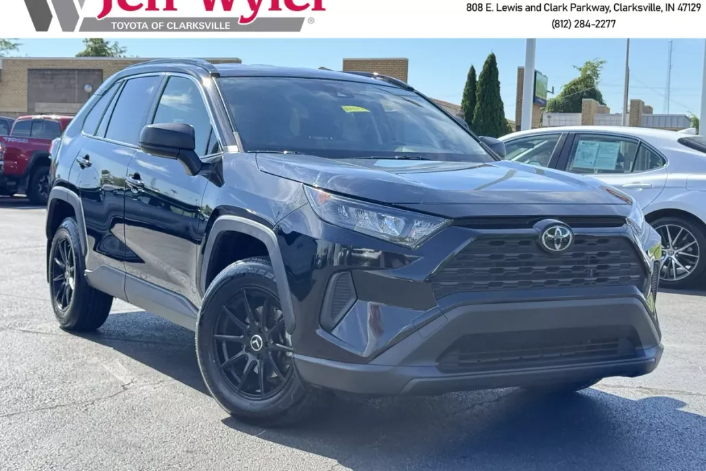2021 Toyota RAV4 LE photo 1