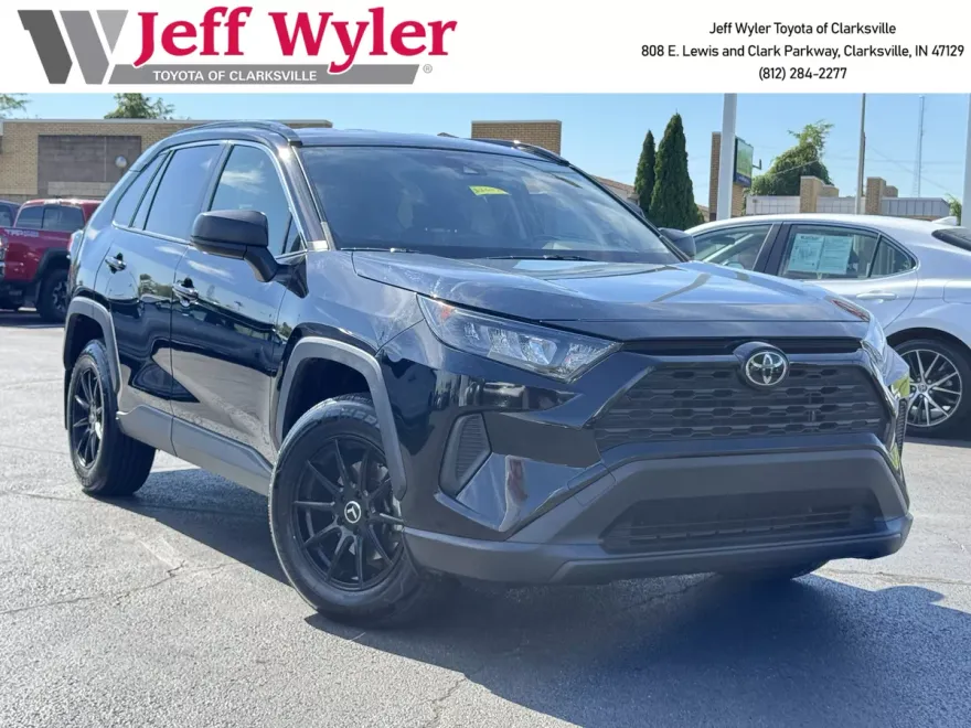 2021 Toyota RAV4 LE photo 1