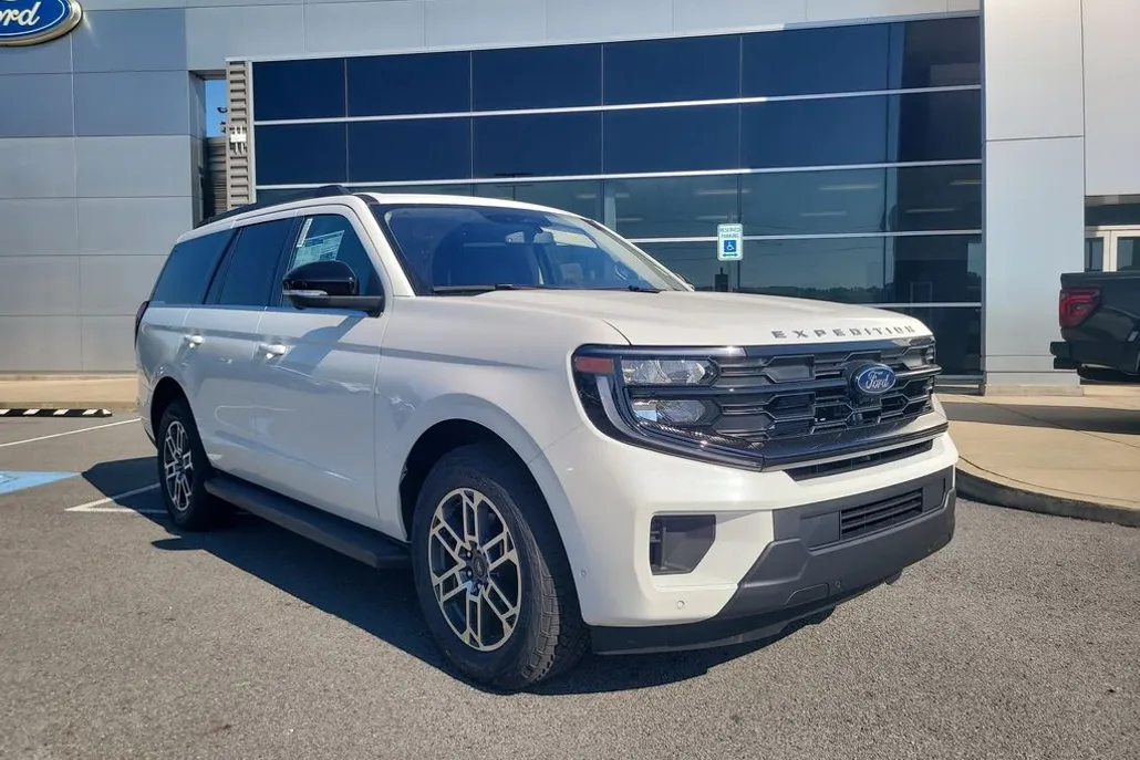 2025 Ford Expedition photo 1