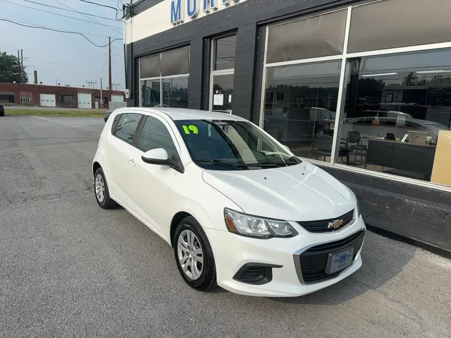 2019 Chevrolet Sonic LT photo 1