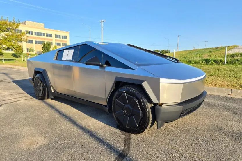 2024 Tesla Cybertruck photo 1