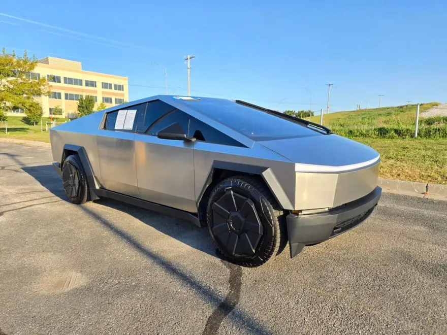 2024 Tesla Cybertruck photo 1