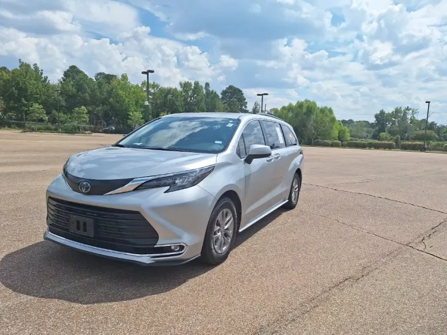 2024 Toyota Sienna XLE photo 1