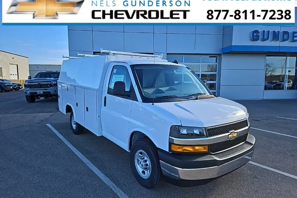 2025 Chevrolet Express Cutaway 3500 photo 1