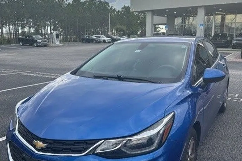 2017 Chevrolet Cruze LT photo 1