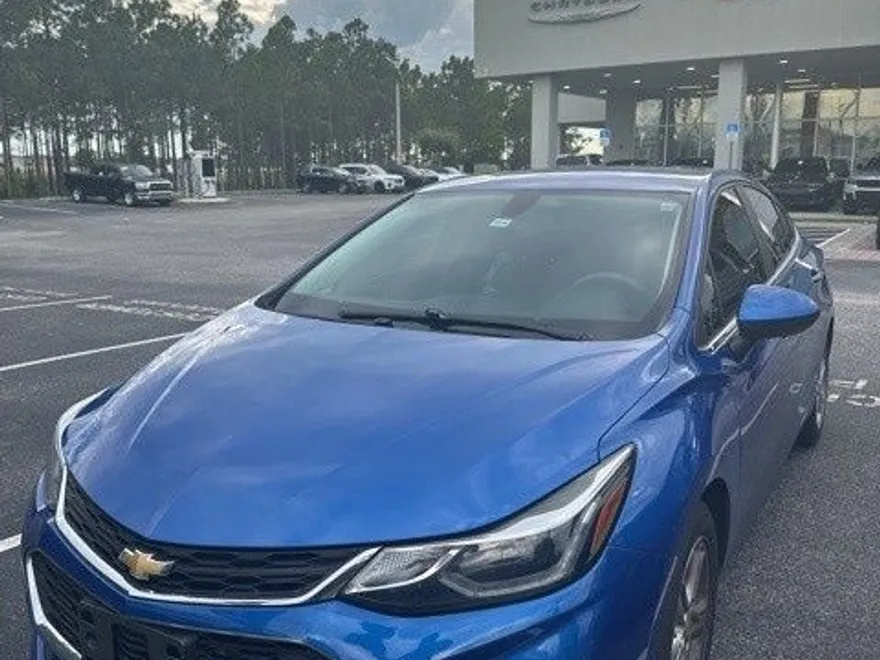 2017 Chevrolet Cruze LT photo 1