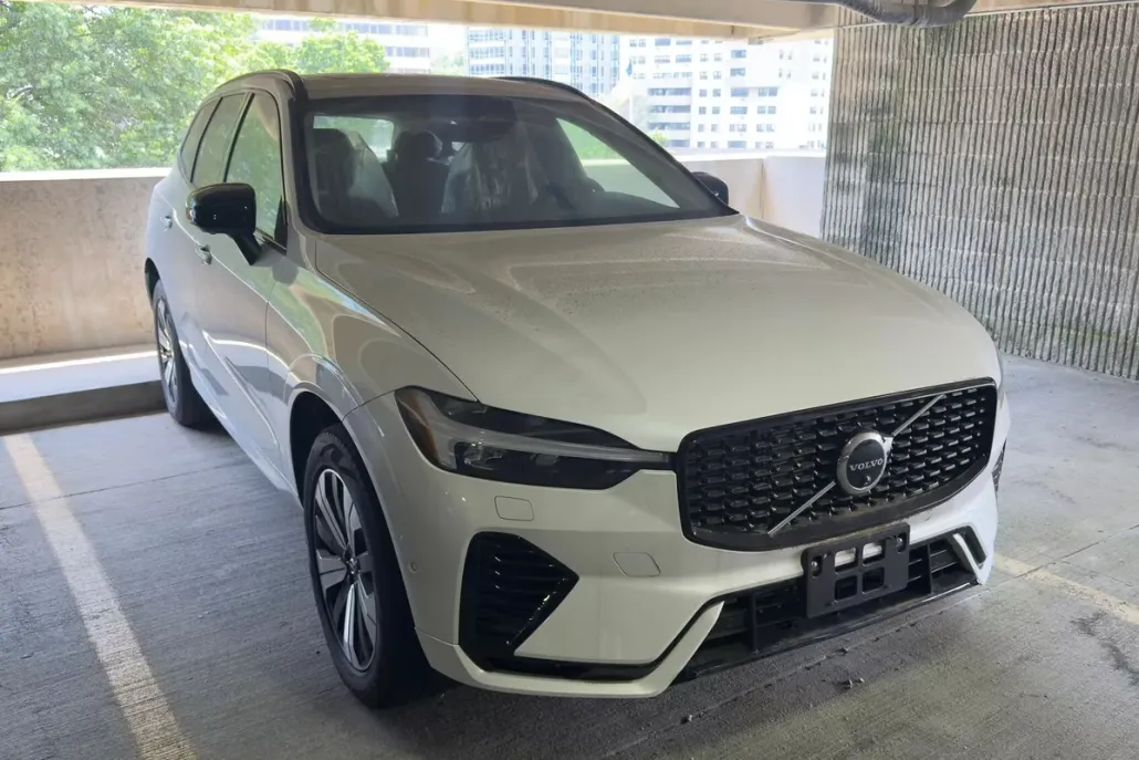 2025 Volvo XC60 T8 Plus photo 1