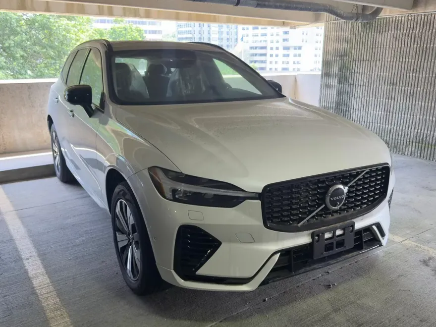 2025 Volvo XC60 T8 Plus photo 1