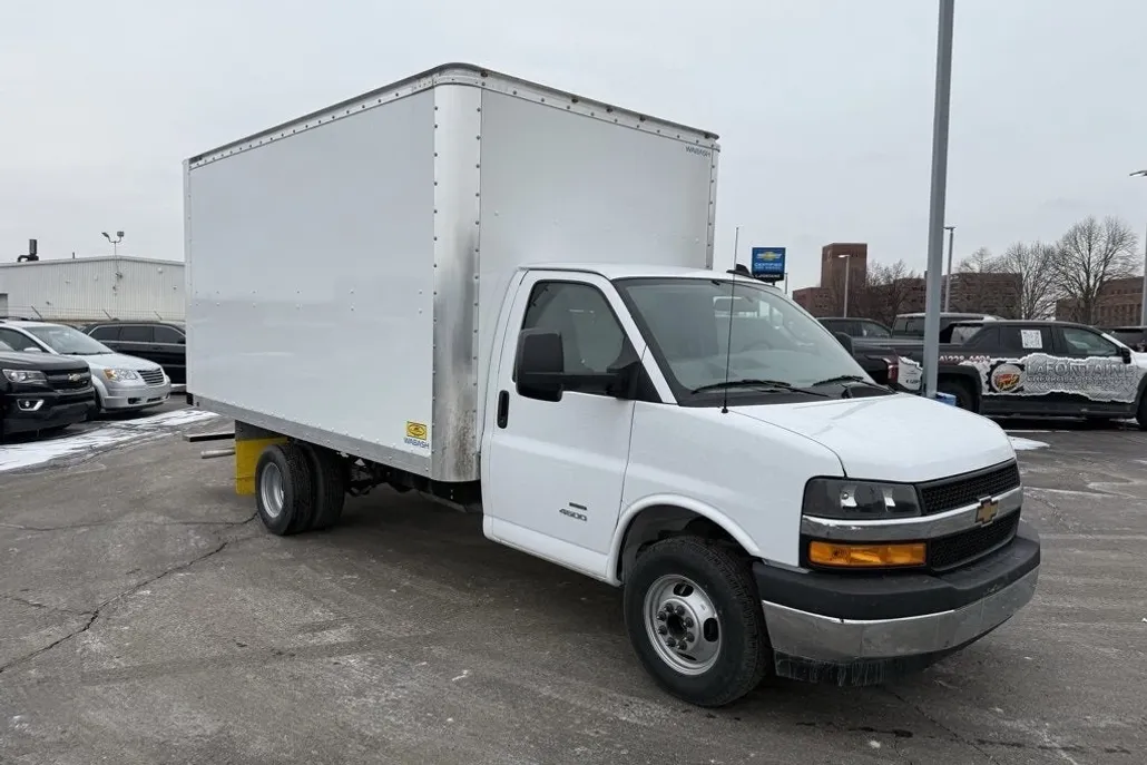 2024 Chevrolet Express Cutaway photo 1