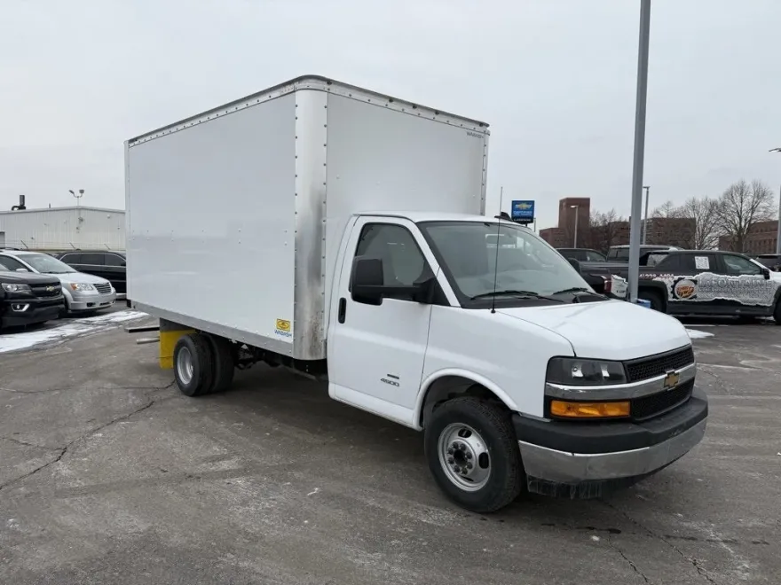 2024 Chevrolet Express Cutaway photo 1