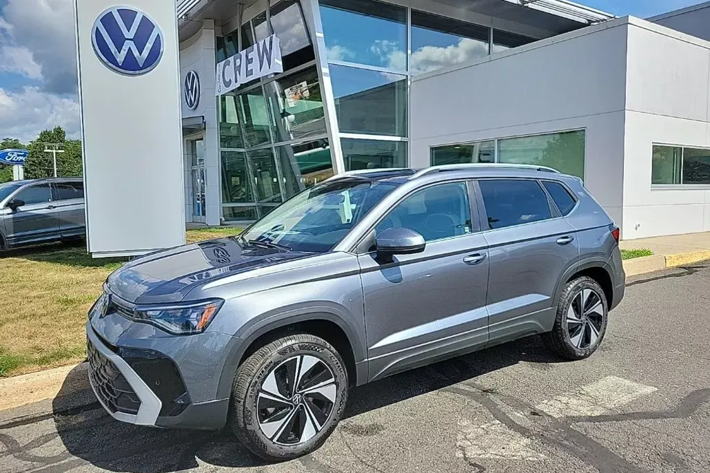 2025 Volkswagen Taos SE photo 1