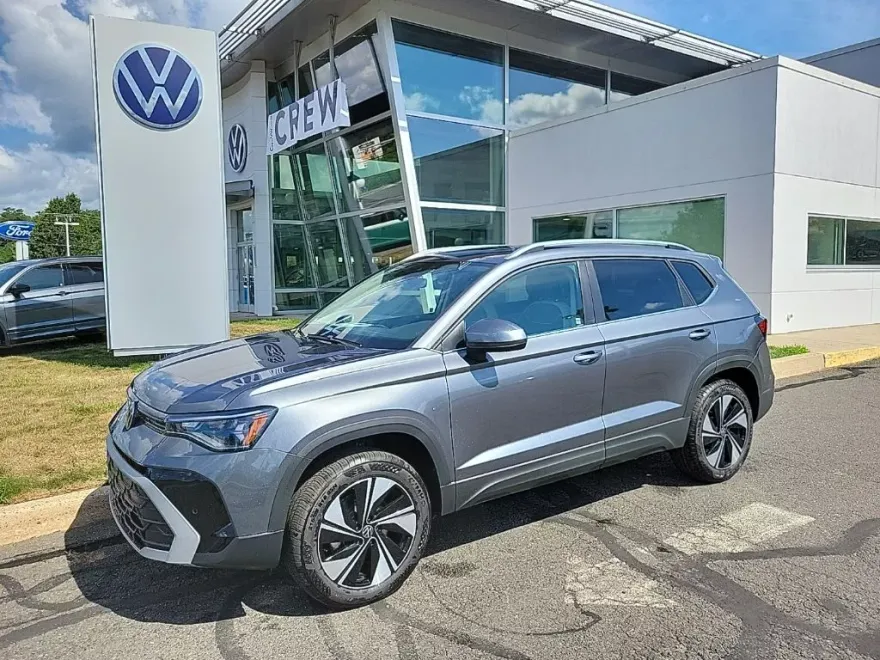 2025 Volkswagen Taos SE photo 1