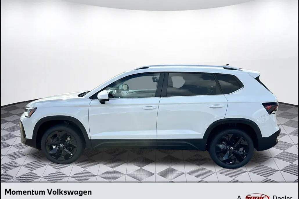 2025 Volkswagen Taos SE photo 1