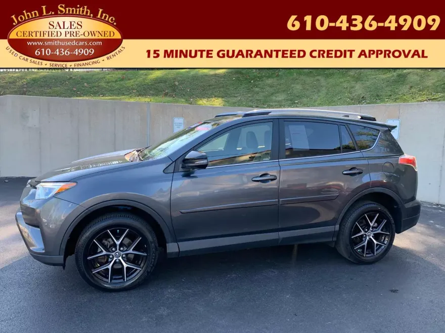 2017 Toyota RAV4 SE photo 1