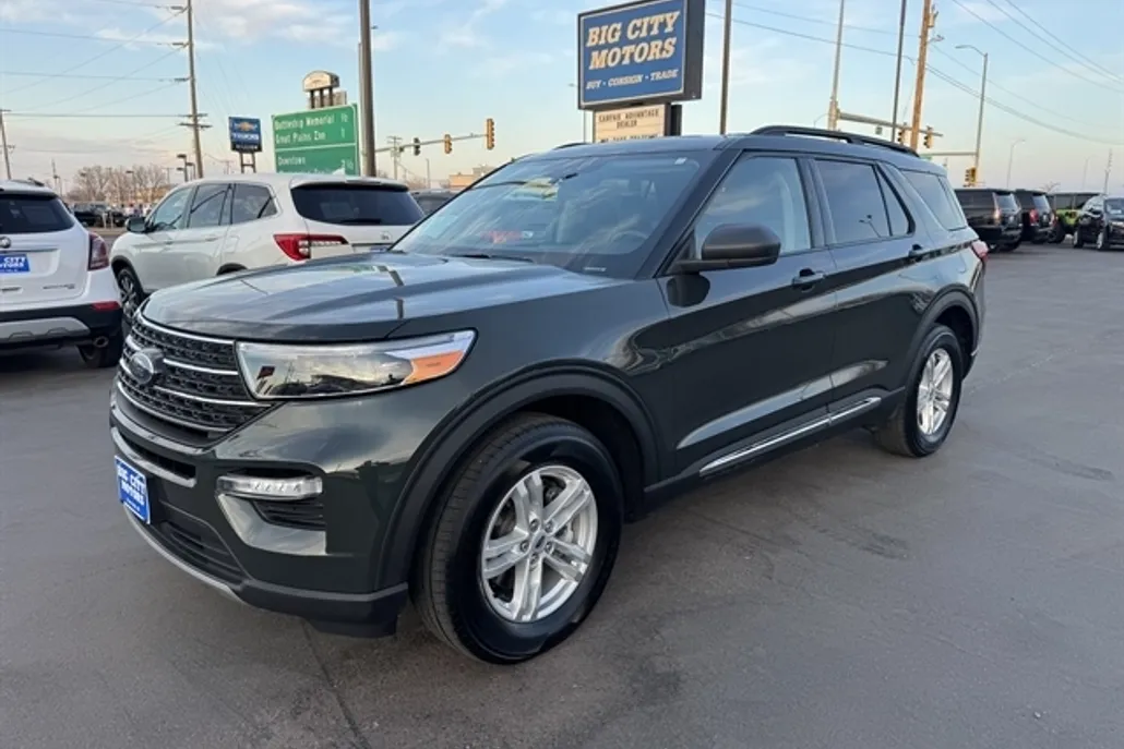 2023 Ford Explorer XLT photo 1